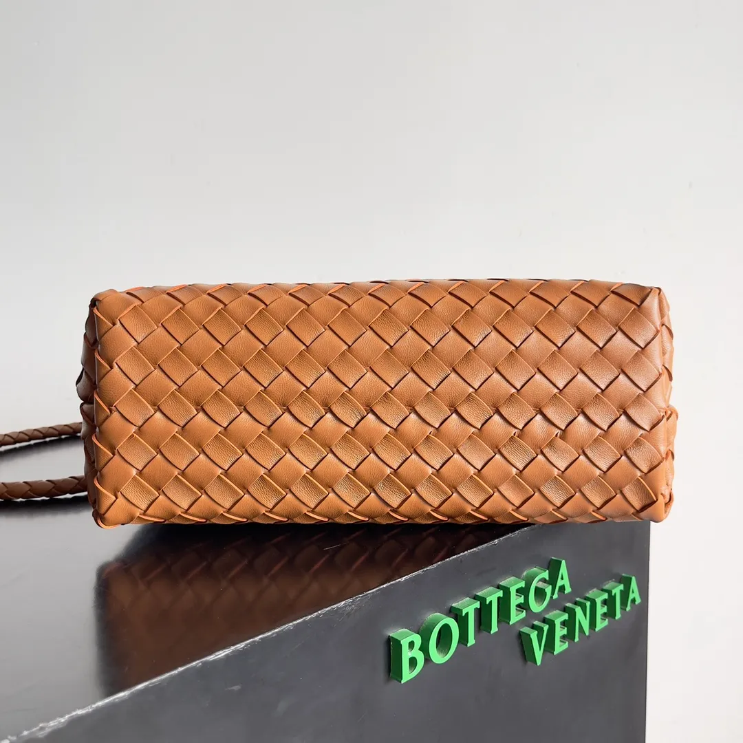 The 2023 new Andiamo batch of 2260 BV has been shipped‼ ️Really popular🔥The new Andiamo woven handbag launched by Bottega Veneta this season is really popular all over the world! ! Celebrities at home and abroad have worn it, and Oscar-winning actress Michelle Yeoh has taken it out on the street. Song Jia, Trai Yara, Yu Feihong, Sanji Ayaka, Rosie Hunting-Whiteley, Yoshioka Riho, etc. have all picked up this bag. It is classic and versatile, showing off its temperament, and the bag capacity is also large, which is very convenient for daily commuting! ! A variety of carrying methods, the shoulder straps can be adjusted by yourself, the original lambskin feels soft and delicate, and the unisex style breaks the gender boundaries and brings a more practical and long-lasting use experience. Andiamo, which has both elegant and casual styles, perfectly interprets the true appearance of "fashionable old money style". Style number: 743572 Size: 32*24*12